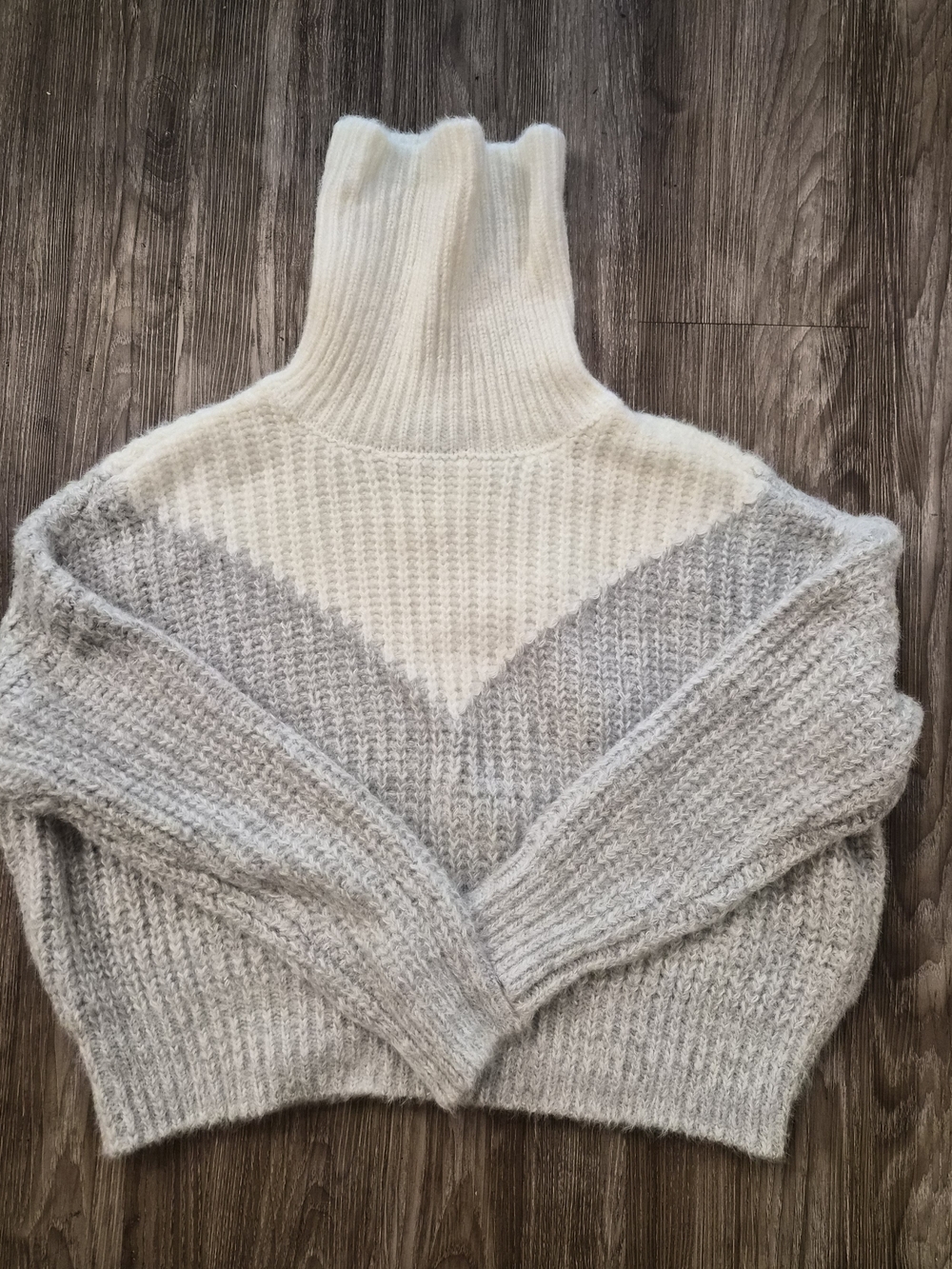 Romeo & Juliet Couture Cream and Light Gray Chevron Turtleneck Sweater